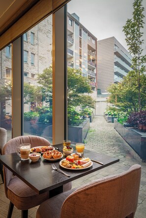 每日供应自助式早餐（每人 EUR 25）