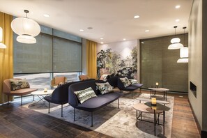 Coin salon dans le hall