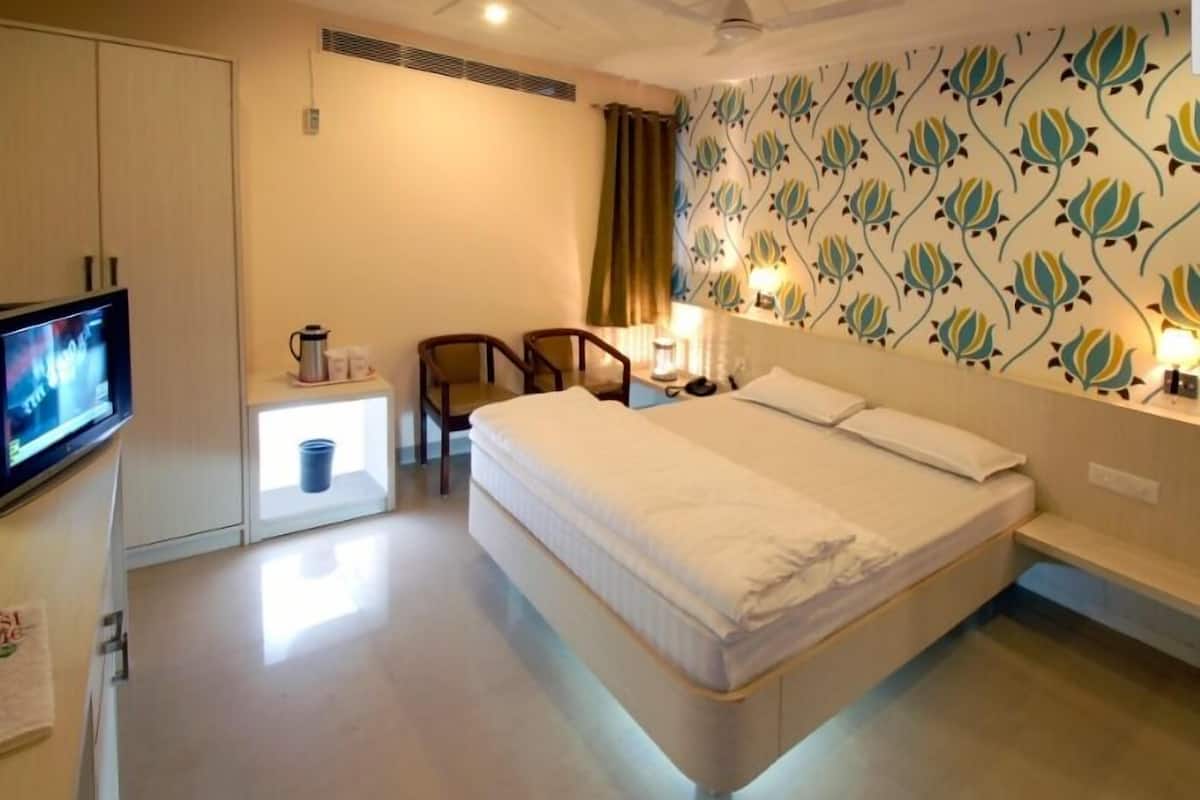 Deluxe Room | Meja, kalis bunyi, seterika/papan seterika, Wi-fi percuma