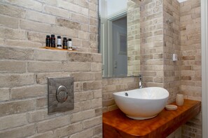 Standard Apartment, Partial Sea View, Balcony | Bathroom | Shower, rainfall showerhead, free toiletries, hair dryer - Castle Mansions (Naxos)