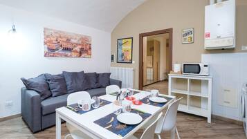 Appartamento, 1 camera da letto | Area soggiorno | TV a schermo piatto