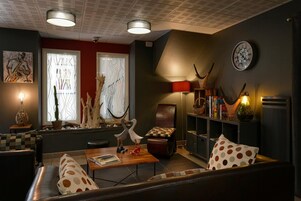 TV de tela plana, livros