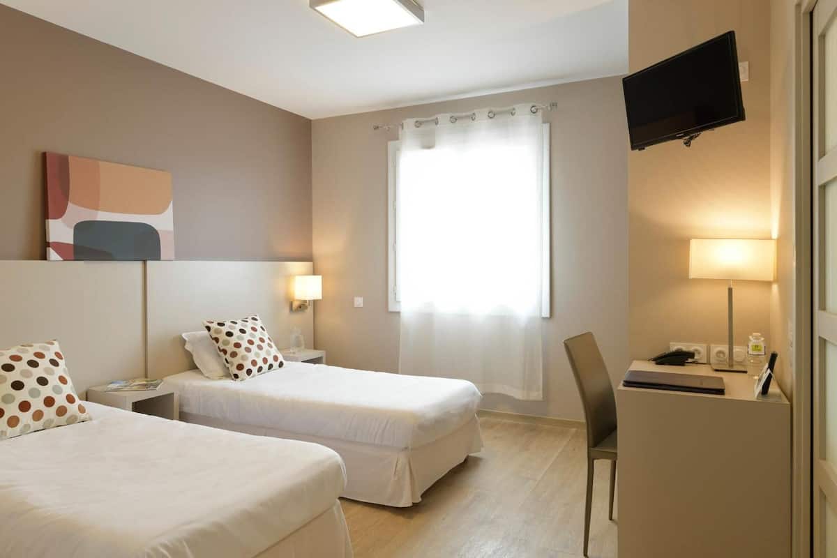 Comfort Twin Room | Meja, langsir/tirai gelap terus, kalis bunyi, Wi-fi percuma