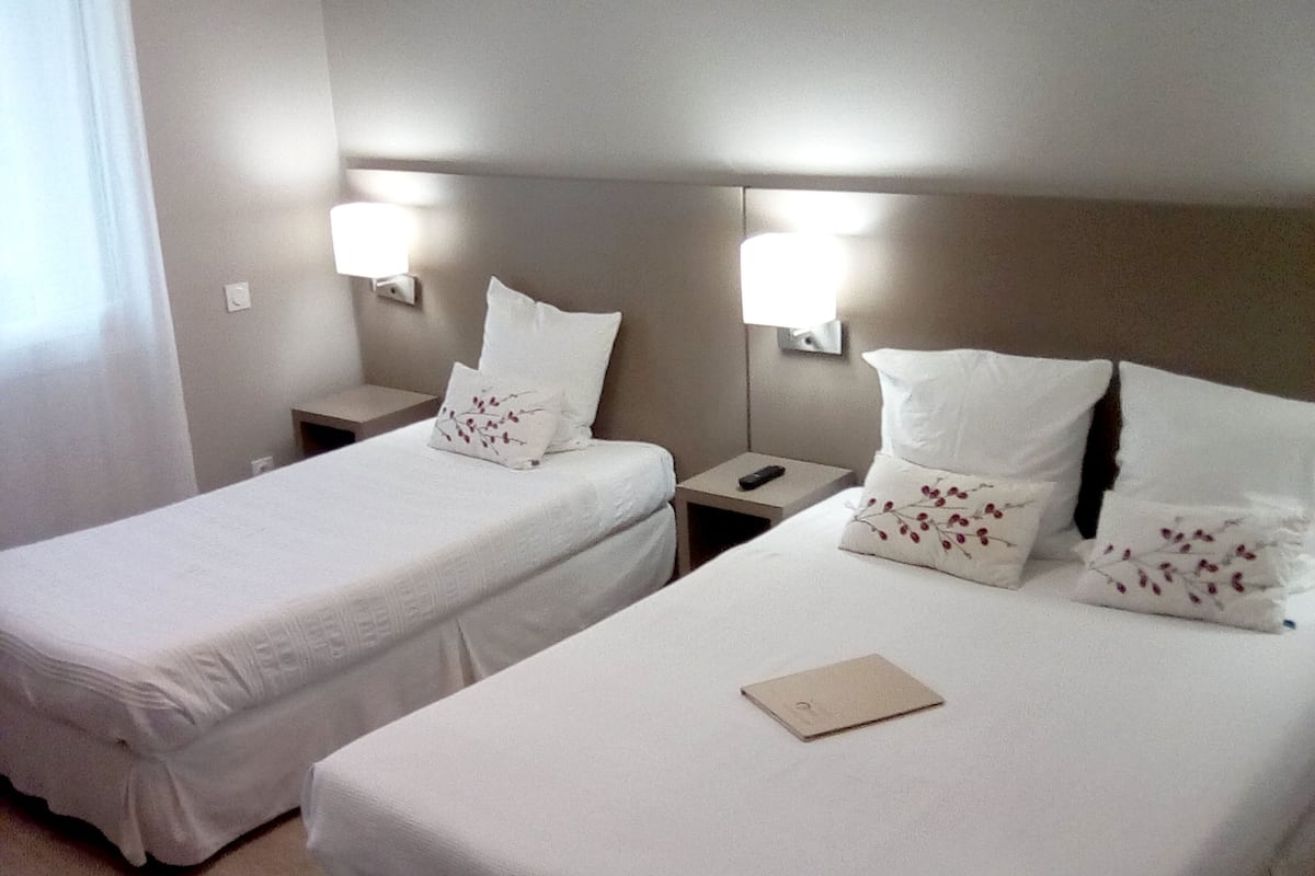 Standard Triple Room, Park View | Meja, langsir/tirai gelap terus, kalis bunyi, Wi-fi percuma