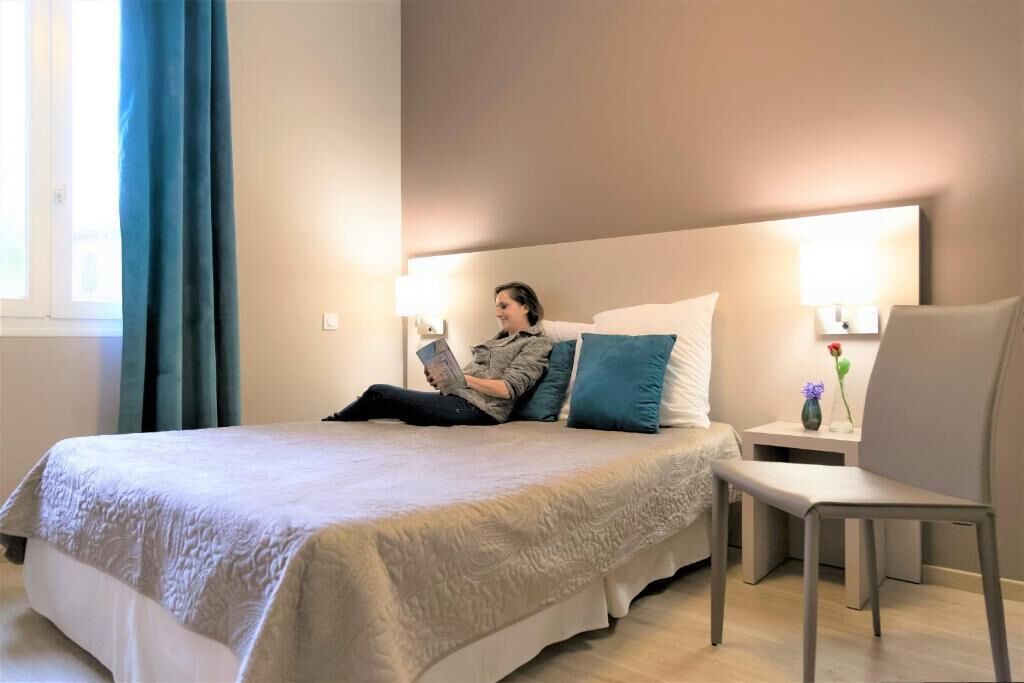 Escritorio, cortinas opacas, sistema de insonorización y wifi gratis