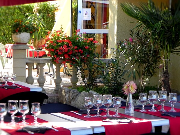 Lunch and dinner served - Logis Hôtel Restaurant Le Pardaillan (Gondrin)