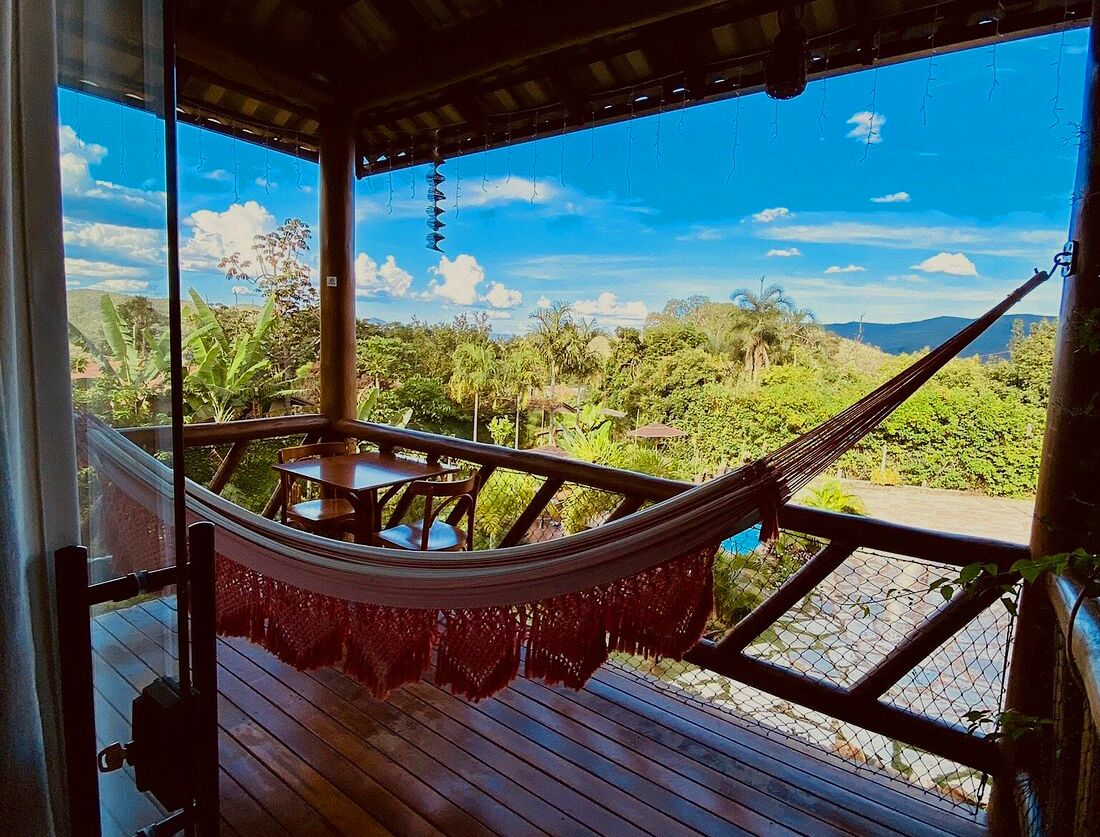 أغطية فراش متميزة وخزنة داخل الغرفة ومكتب ومساحة عمل للكمبيوتر المحمول