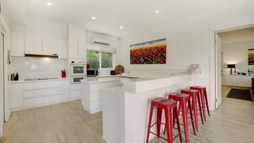 Rumah | Dapur pribadi | Lemari es, microwave, kompor, dan mesin pencuci piring