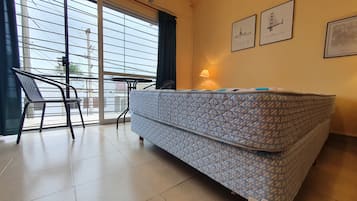 Muebles diferentes, escritorio, wifi gratis y ropa de cama 