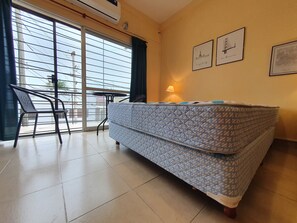 Individuelt innredet, skrivebord, wi-fi (inkludert) og sengetøy