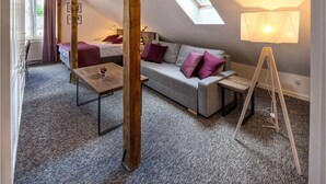 Apartment (Zloty) | Premium bedding, in-room safe, desk, iron/ironing board (on request) - Apartamenty ŚMIAŁA 77 (Warsaw)