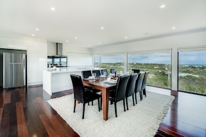 House, 4 Bedrooms | In-room dining
