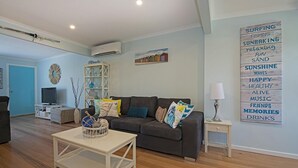 Casa, 4 habitaciones | Sala de estar | Una televisión, un reproductor de DVD