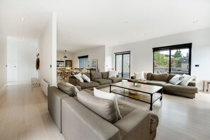 House, 4 Bedrooms | Living area
