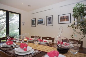 Maison, 4 chambres | Repas dans la chambre