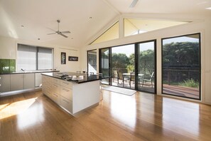 House, 4 Bedrooms | Private kitchen