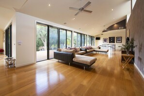 Nhà, 4 phòng ngủ | Khu phòng khách | TV, đầu đĩa DVD