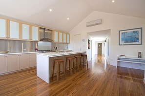 House, 3 Bedrooms | Private kitchen