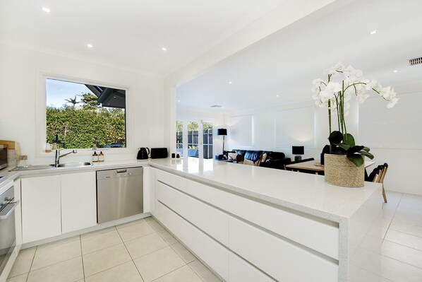 House, 3 Bedrooms | Private kitchen | Fridge, microwave, oven, stovetop - Santorini (Portsea)