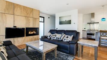 House, 4 Bedrooms | Living room | TV, DVD player