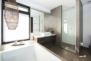 House, 4 Bedrooms | Bathroom | Separate bathtub and shower, free toiletries, towels - North Shore (Sorrento)