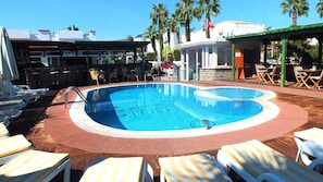 Outdoor pool, pool umbrellas, pool loungers - Kaynak Apart (Bodrum)