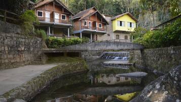 Piscina externa, espreguiçadeiras