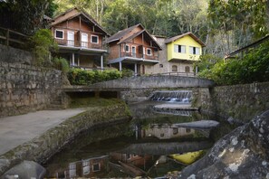 Kolam renang outdoor, dengan kursi berjemur