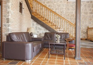 Lobby sitting area - Las Paneras Naturavila (Ávila)