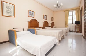 Classic Quadruple Room | Free cribs/infant beds, bed sheets