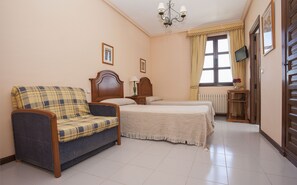 Deluxe Double Room (2 adults and 1 child) | Free cribs/infant beds, bed sheets - Las Paneras Naturavila (Ávila)