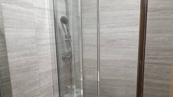 Basic Quadruple Room | Bathroom | Shower, free toiletries, hair dryer, towels