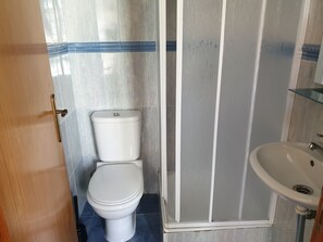 Habitación básica con 2 camas individuales | Baño | Ducha, artículos de higiene personal gratuitos y secador de pelo