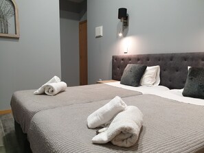 Habitación básica con 2 camas individuales | Wifi gratis y ropa de cama