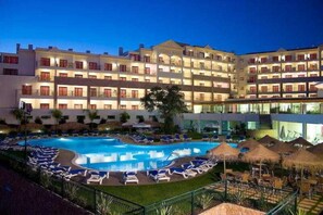 Una piscina techada, una piscina al aire libre