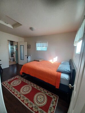 1 bedroom, iron/ironing board, free WiFi, bed sheets - Cozy Private Cabin Within Flagstaff City Limits~Freestanding Guesthouse (Flagstaff)