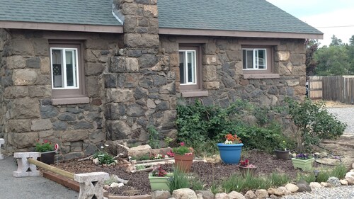 Cozy Private Cabin Within Flagstaff City Limits~Freestanding Guesthouse