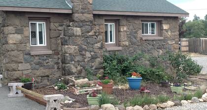 Cozy Private Cabin Within Flagstaff City Limits~Freestanding Guesthouse