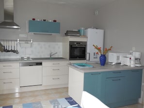 Frigorifero, microonde, forno, piano cottura
