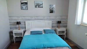A bedroom with a bed, two bedside tables, and three wall-mounted pictures. - CHARMING HOUSE - ALL COMFORTS - RATED 2 STARS (Le Crotoy)