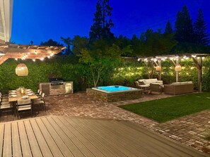 Outdoor dining - Retreat Close to Historic Plaza with Spa and Bikes (Sonoma)