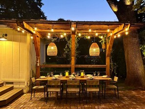 Outdoor dining - Retreat Close to Historic Plaza with Spa and Bikes (Sonoma)