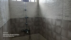 Regadera, secadora de cabello, toallas, jabón 