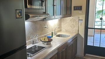 Réfrigérateur, micro-ondes, plaque de cuisson, cafetière/bouilloire