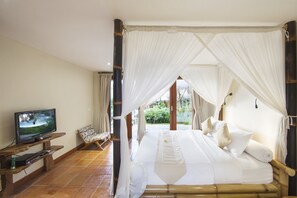5 bedrooms, internet, bed sheets - Stream & Rice Fields View 5BR Villa, Ubus - W/Daily House Keeping! (Bali)