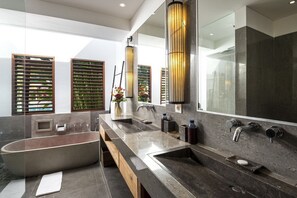 Regendusche, Haartrockner, Handtücher