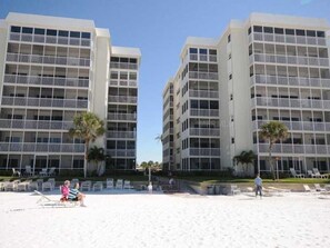 Exterior - Beach & Pool Open! Beachfront View All Rooms. Chairs, Wifi (Siesta Key)