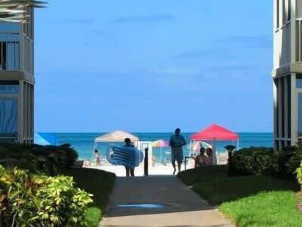 On the beach - Beach & Pool Open! Beachfront View All Rooms. Chairs, Wifi (Siesta Key)