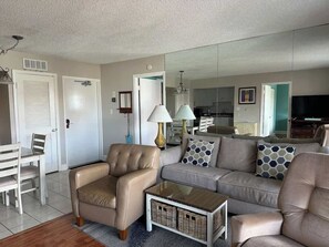 TV, offices - Beach & Pool Open! Beachfront View All Rooms. Chairs, Wifi (Siesta Key)
