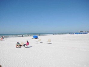 On the beach - Beach & Pool Open! Beachfront View All Rooms. Chairs, Wifi (Siesta Key)